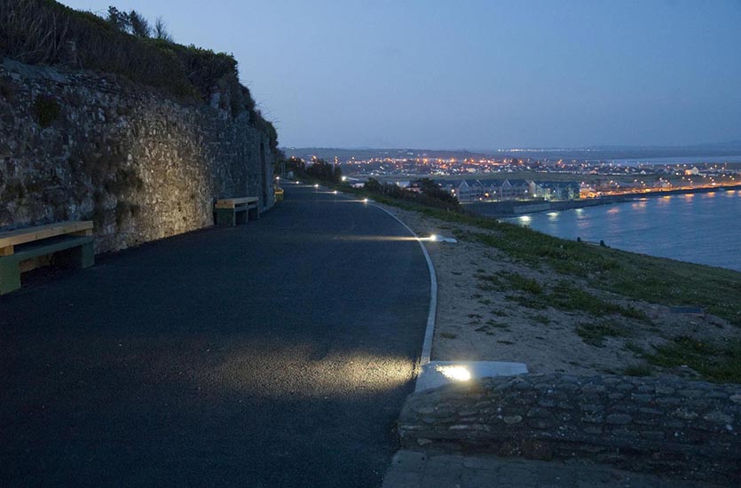 Bodeneinbauleuchten-6 LED Groundlights illuminating pathway