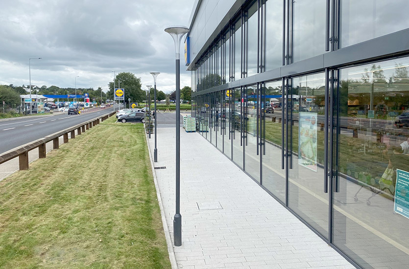 LED-Ausenbeleuchtung-18 Pathway Lights at Retail Store