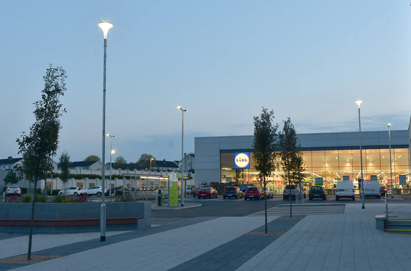 LED-Licht-am-Mast-11 Plaza Lights outside Retail Store