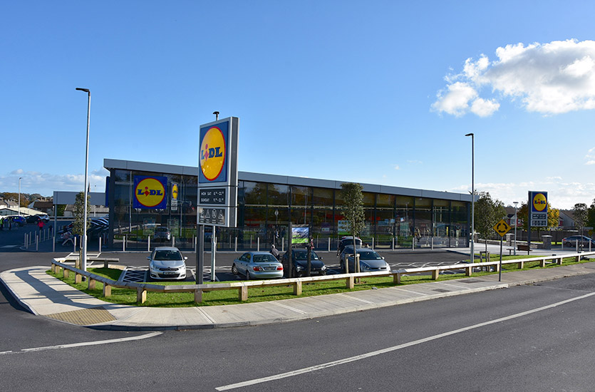 LED-Poller-3 Lights outside Retail Store