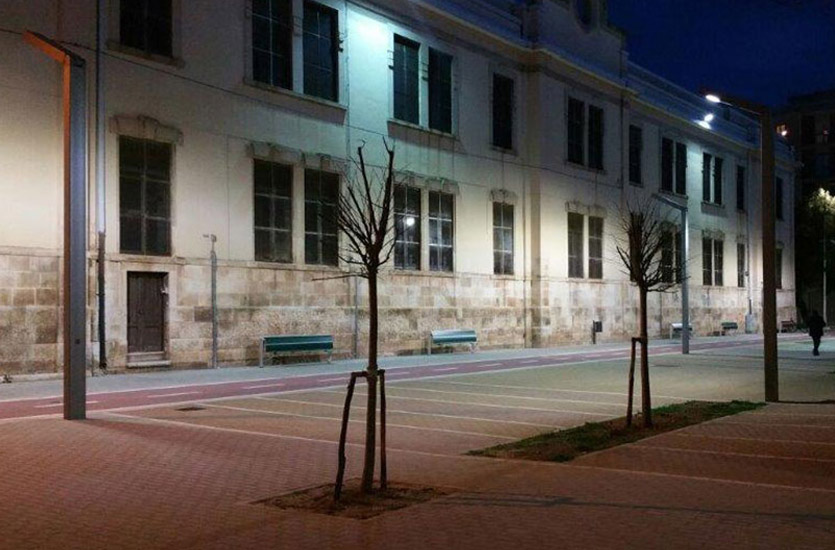 LED-Strasenlaternen-auf-der-Strase-5 Pole with Integrated Street Light