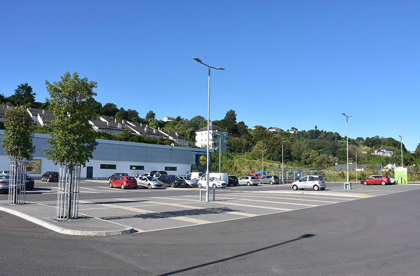 LED-Strasenleuchte-35 LED Streetlights in a Car Park