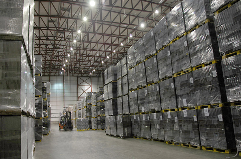 Lagerleuchten-5 HighBays in a Large Warehouse