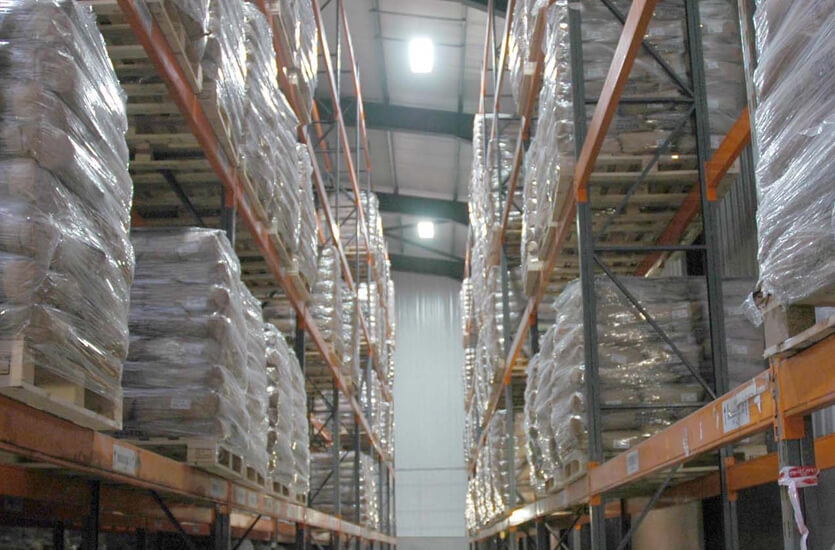 Lagerleuchten-6 Lights in Warehouse Aisle