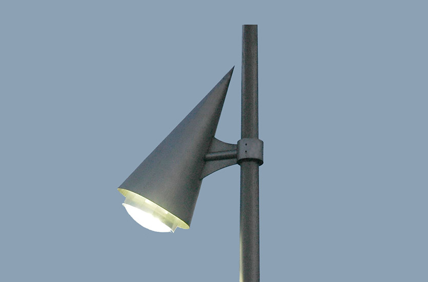 Mastleuchte-aus-Edelstahl-2 Conical Stainless Steel Light