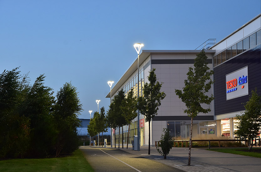 Parkplatzbeleuchtung-26 High Poles with Lights on Plaza