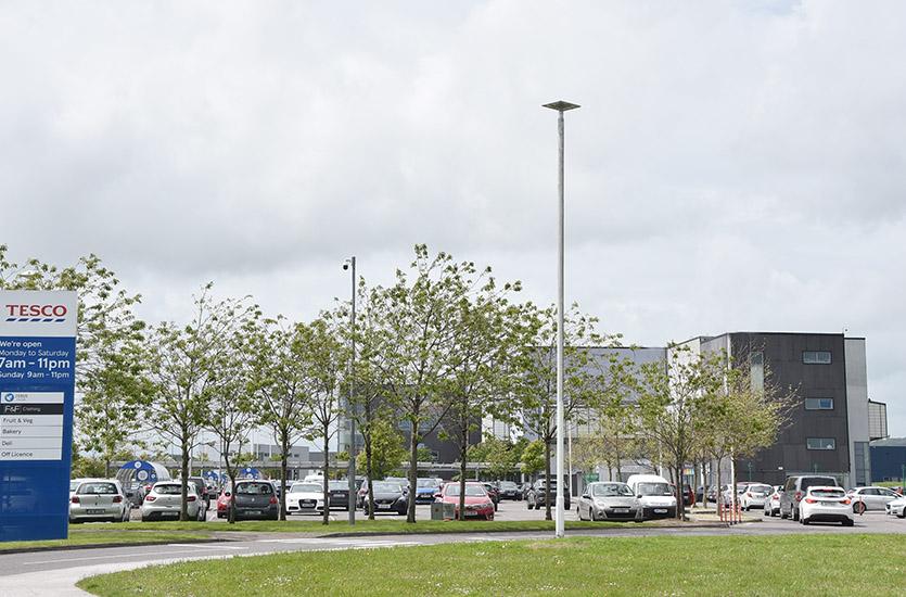 Parkplatzbeleuchtung-6 Car Park Lights outside Retail Store