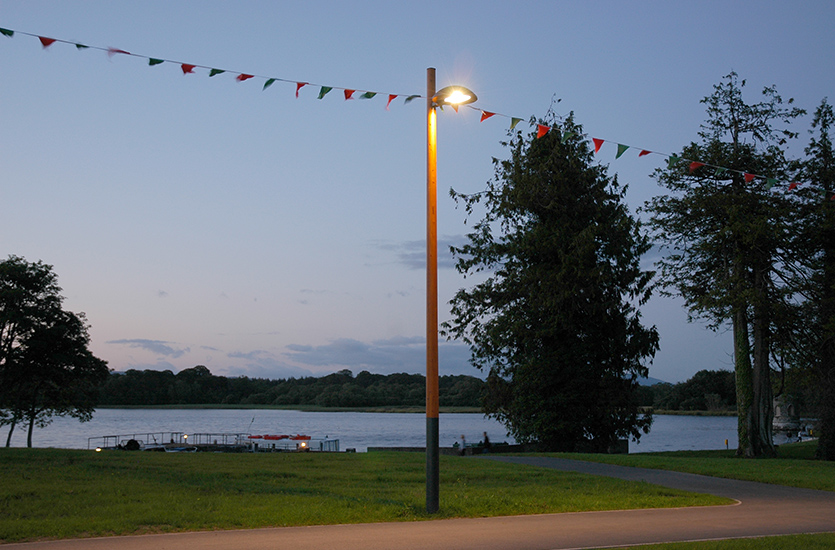 holzerner-Lichtmast-1 Wooden Pole in Park