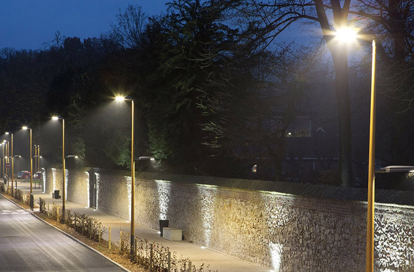 holzerner-Lichtmast-2 Wooden Pole Effect with Streetlight nightime