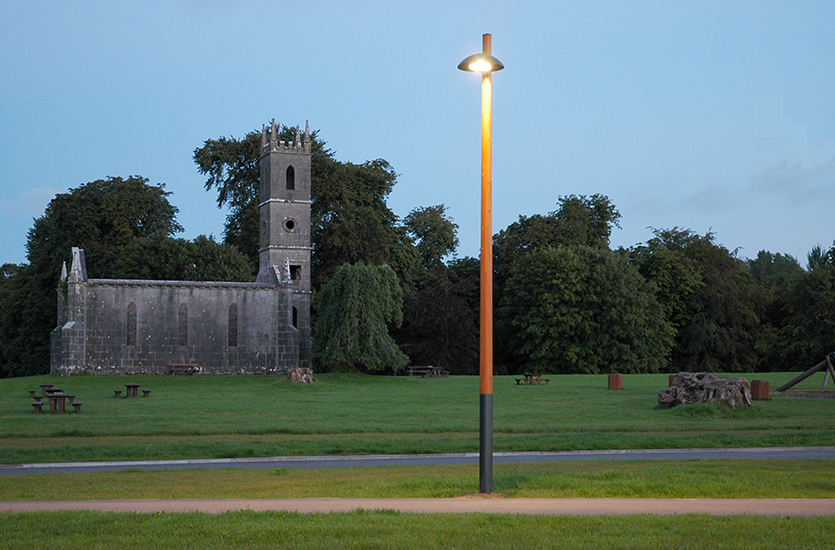 holzerner-Lichtmast Wooden Pole in Park